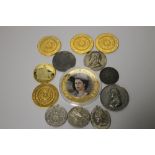 A BOX OF VARIOUS COMMEMORATIVE COINS AND MEDALS TO INCLUDE A CASED 2013 COOK ISLANDS $5, FOUR