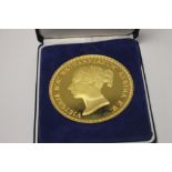 A CASED 88 mm GILT METAL MEDALLIC UNA AND THE LION FIVE POUNDS, w 293.3 g