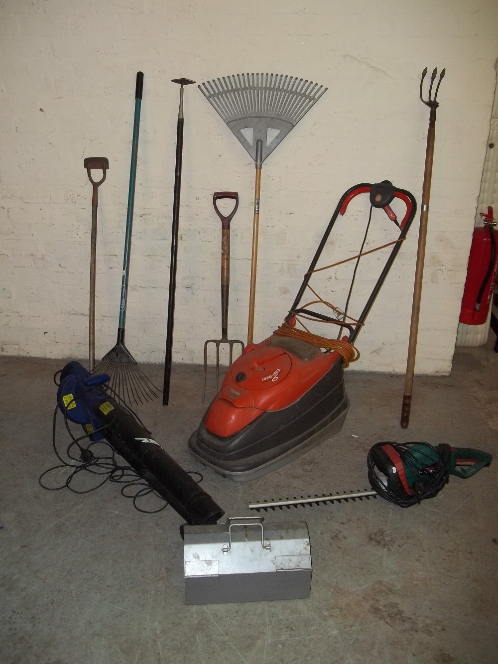 A SELECTION OF GARDEN TOOLS TO INCLUDE FLYMO HOVER MOWER, LEAF BLOWER AND HEDGE TRIMMER