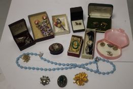 A QUANTITY OF COSTUME JEWELLERY