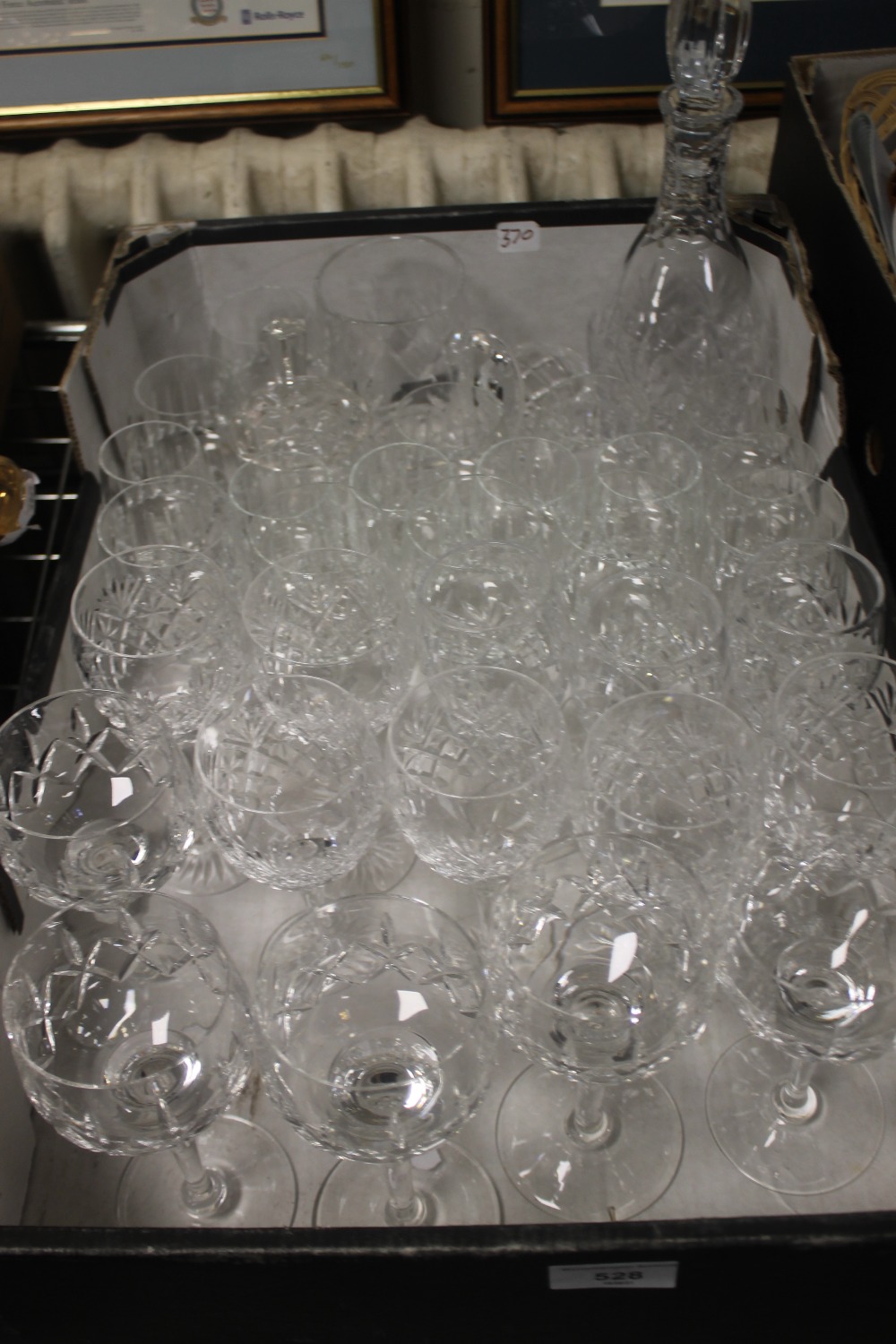 A TRAY OF GLASSWARE TO INCLUDE A DECANTER