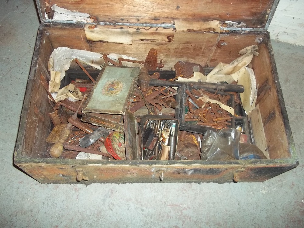 A MILITARY TYPE BOX AND CONTENTS OF VINTAGE TOOLS - Image 2 of 3