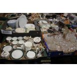 FOUR TRAYS OF ASSORTED CERAMICS AND GLASSWARE TO INCLUDE WEDGWOOD (TRAYS NOT INCLUDED)