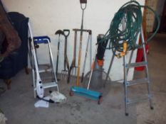 A SELECTION OF GARDEN TOOLS TO INCLUDE TWO ALUMINIUM STEP LADDERS AND A SET OF DRAIN RODS