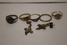 A SMALL QUANTITY OF YELLOW METAL AND OTHER JEWELLERY TO INCLUDE A WEDDING BAND, A SIGNET RING ETC.