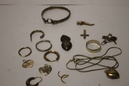 A QUANTITY OF GOLD AND SILVER PLATED JEWELLERY