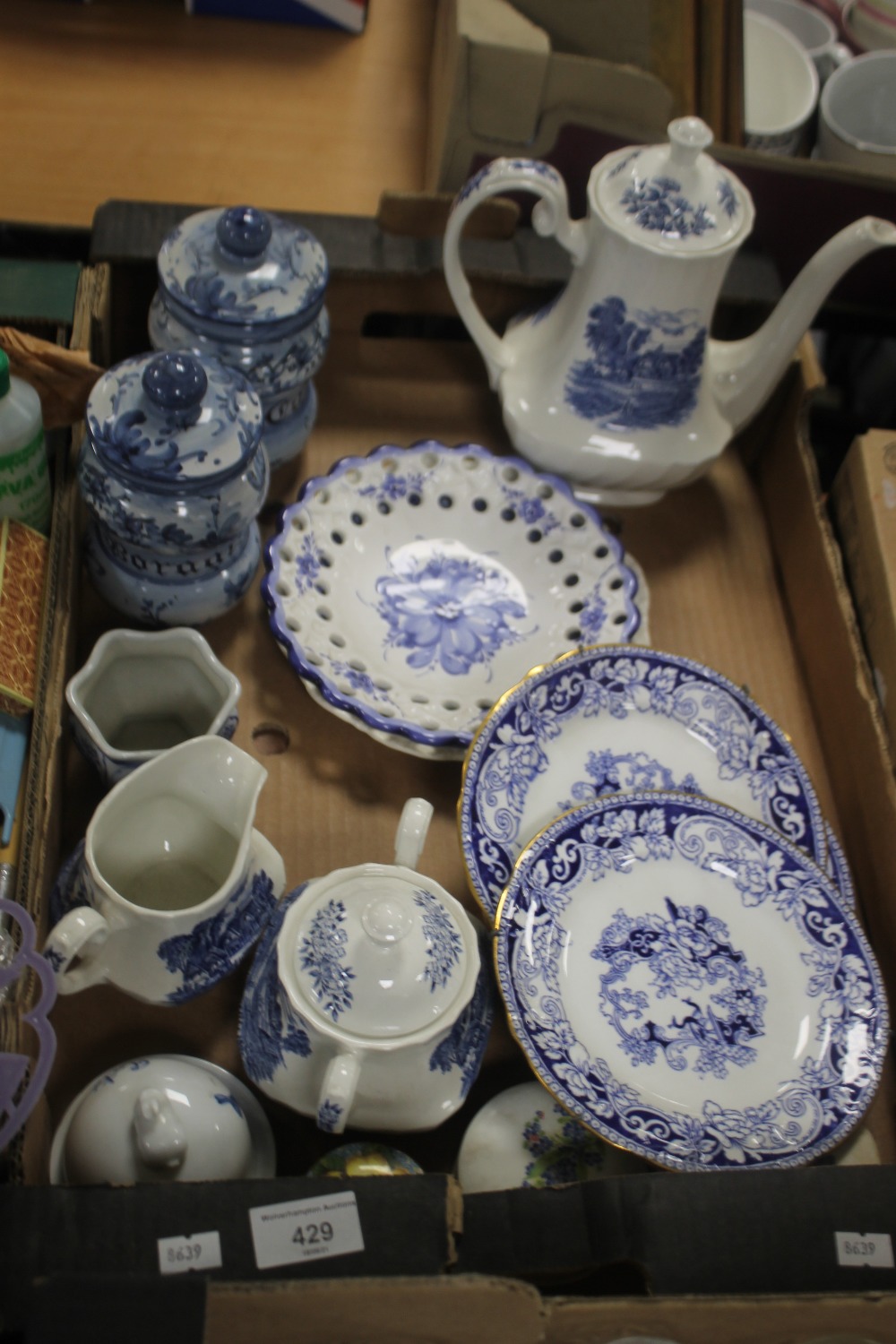A TRAY OF BLUE & WHITE CERAMICS (TRAY NOT INCLUDED)