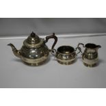 A HALLMARKED SILVER MAPPIN & WEBB TEAPOT TOGETHER WITH A MAPPIN AND WEBB BOWL AND JUG