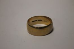 A 9 CT GOLD WEDDING BAND APPROX 7.5 GRAMS