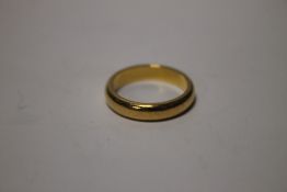 A 22 CT GOLD WEDDING BAND APPROX 6.5 GRAMS