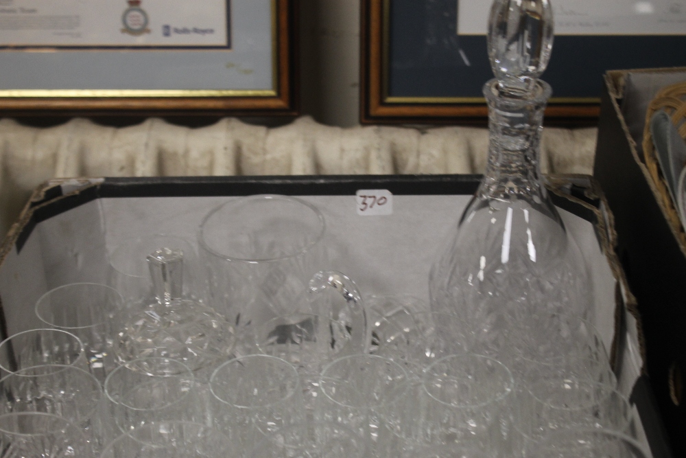 A TRAY OF GLASSWARE TO INCLUDE A DECANTER - Image 3 of 3