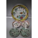 A LARGE ORIENTAL STYLE PLATE, NO MARKS TO BASE TOGETHER WITH FOUR ORIENTAL BOWLS AND PLATES ALL WITH