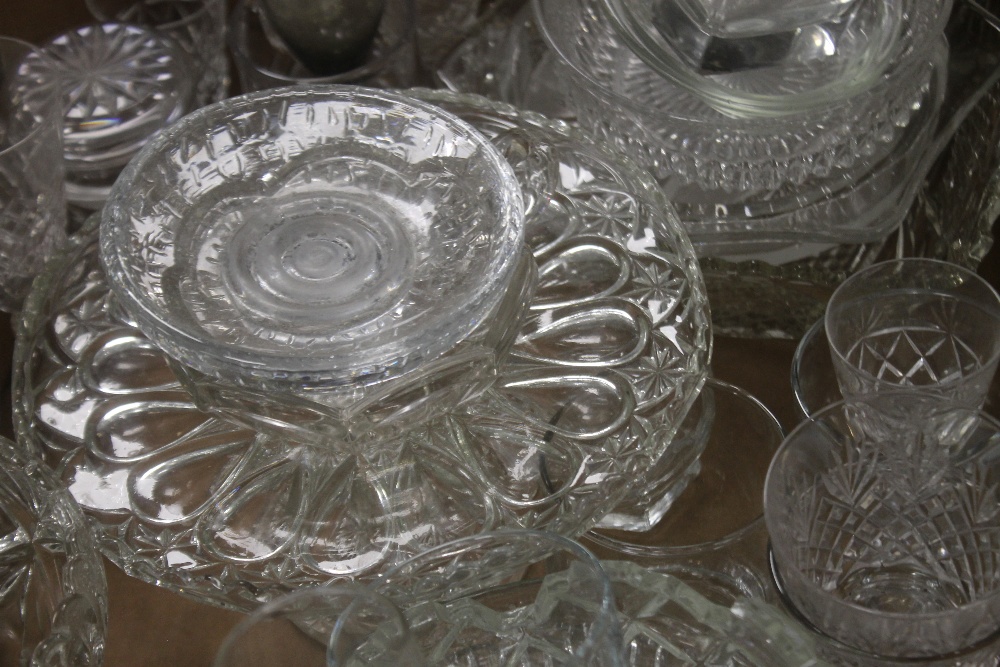 THREE TRAYS OF GLASSWARE TO INCLUDE DECANTER, FRUIT BOWL ETC. (TRAYS NOT INCLUDED) - Image 4 of 4