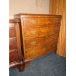 A REPRODUCTION WALNUT SMALL BOW FRONTED CHEST OF FOUR DRAWERS H-85 CM W-77 CM