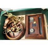 A COLLECTION OF TREEN AND METALWARE TO INCLUDE A MAHOGANY TWIN INKWELL DESK STAND, WOODEN FRUIT BOWL