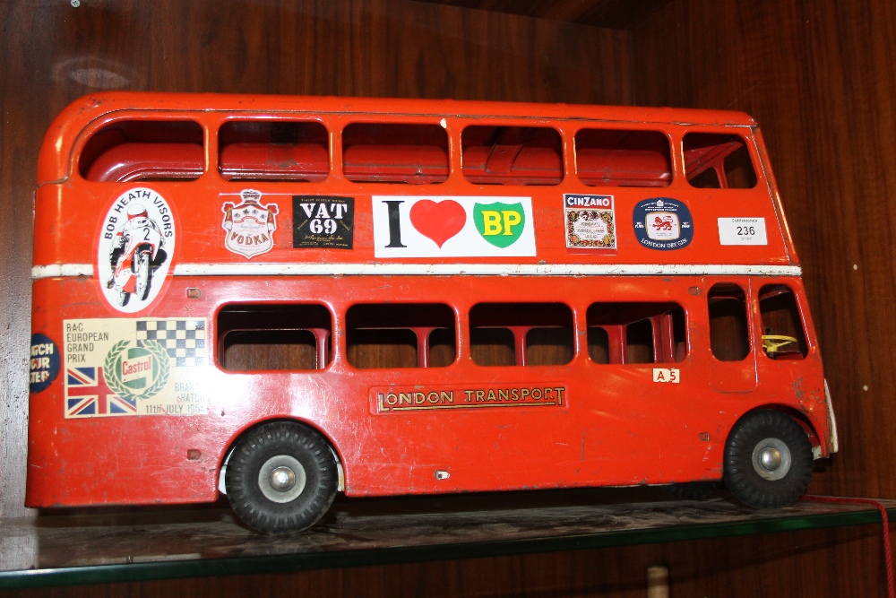 A VINTAGE ENAMELLED TRI-ANG LONDON TRANSPORT PULL ALONG MODEL BUS, L 57 CM, H 30 CM