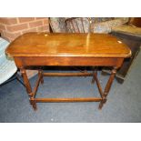 AN OAK CIRCA 1930 SIDE TABLE H-70 CM W-98 CM