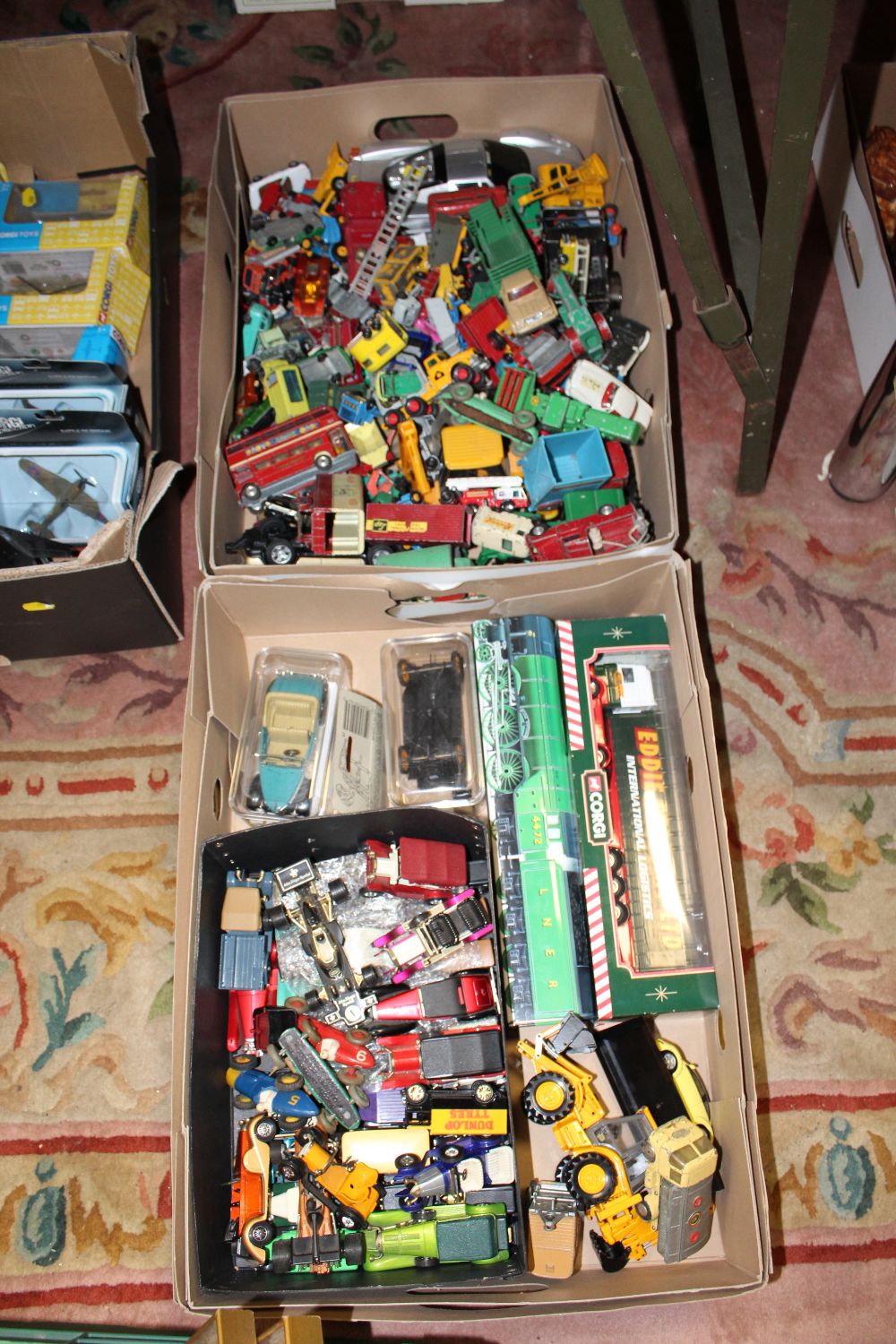 A LARGE QUANTITY OF VINTAGE DIE CAST TOY CARS AND VEHICLES TO INCLUDE CORGI ERF MODEL 64, CORGI