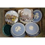 A QUANTITY OF COLLECTORS PLATES TO INCLUDE WEDGWOOD, LIMITED EDITION LIMOGES EXAMPLES ETC