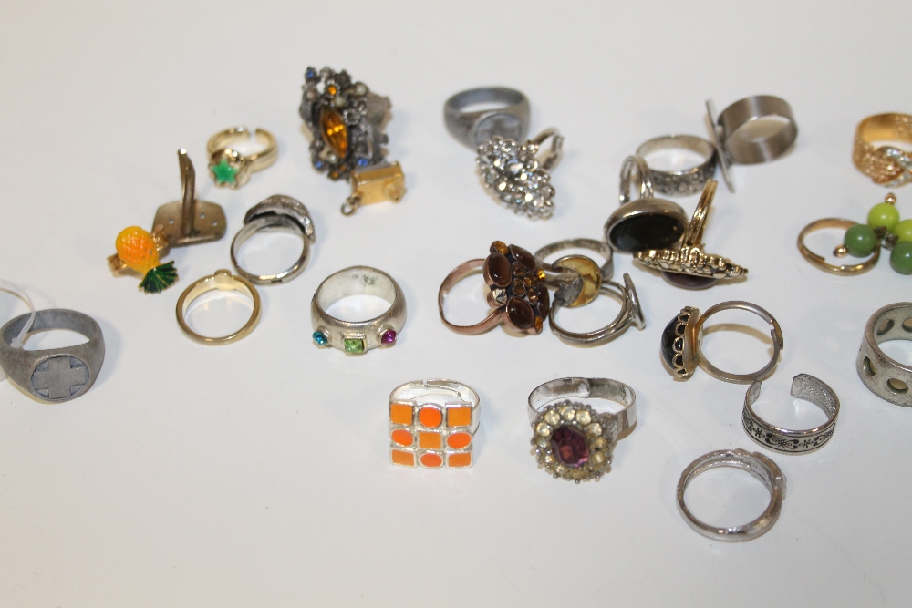 A QUANTITY OF COSTUME JEWELLERY DRESS RINGS - Image 3 of 3