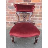 AN EDWARDIAN MAHOGANY UPHOLSTERED CHAIR