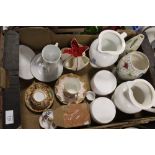 A TRAY OF ASSORTED CERAMICS TO INCLUDE A CROWN DEVON VASE COMMEMORATIVE CUPS AND SAUCERS WITH