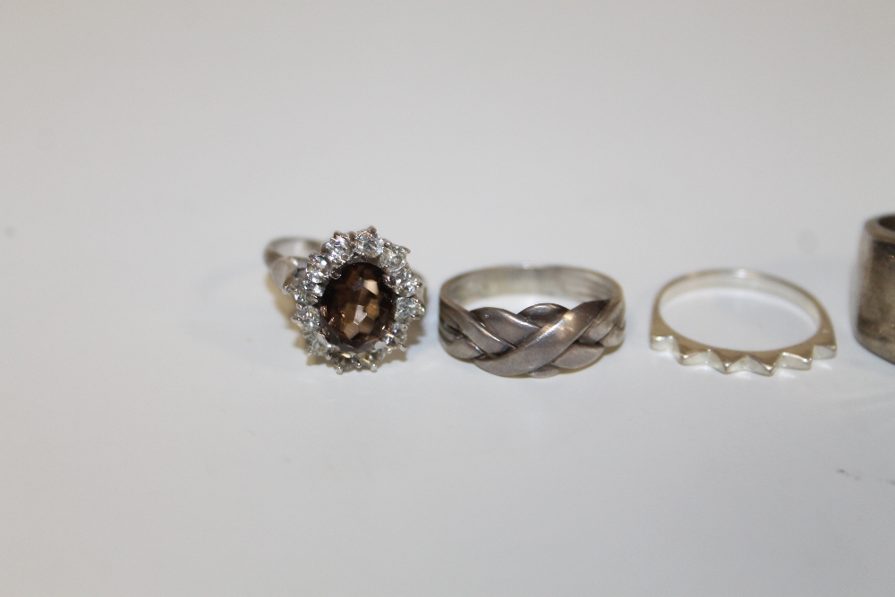 A COLLECTION OF STERLING SILVER AND WHITE METAL DRESS RINGS (ONE WARPED) (5) - Image 3 of 3