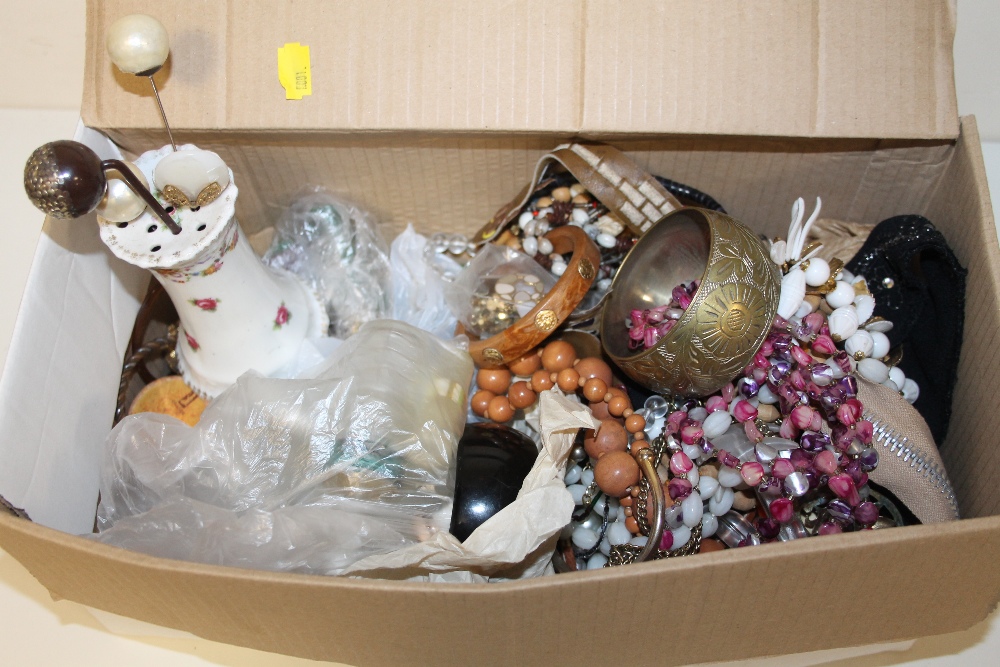 A BOX OF COSTUME JEWELLERY TO INCLUDE HAT PINS. BANGLES ETC