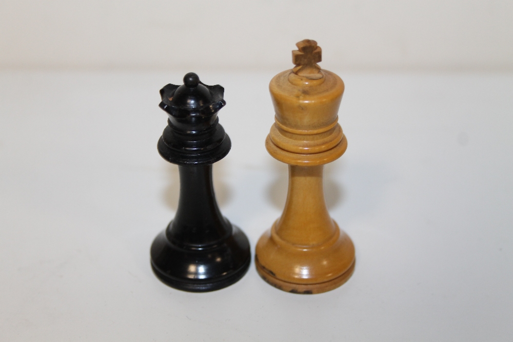 A VINTAGE WOODEN RATTLE A/F TOGETHER WITH A WOODEN CHESS SET - Image 4 of 4