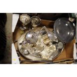 A TRAY OF SILVER PLATED METALWARE TO INCLUDE A FOUR PIECE TEA SERVICE, TWIN HANDLED SERVING TRAY,