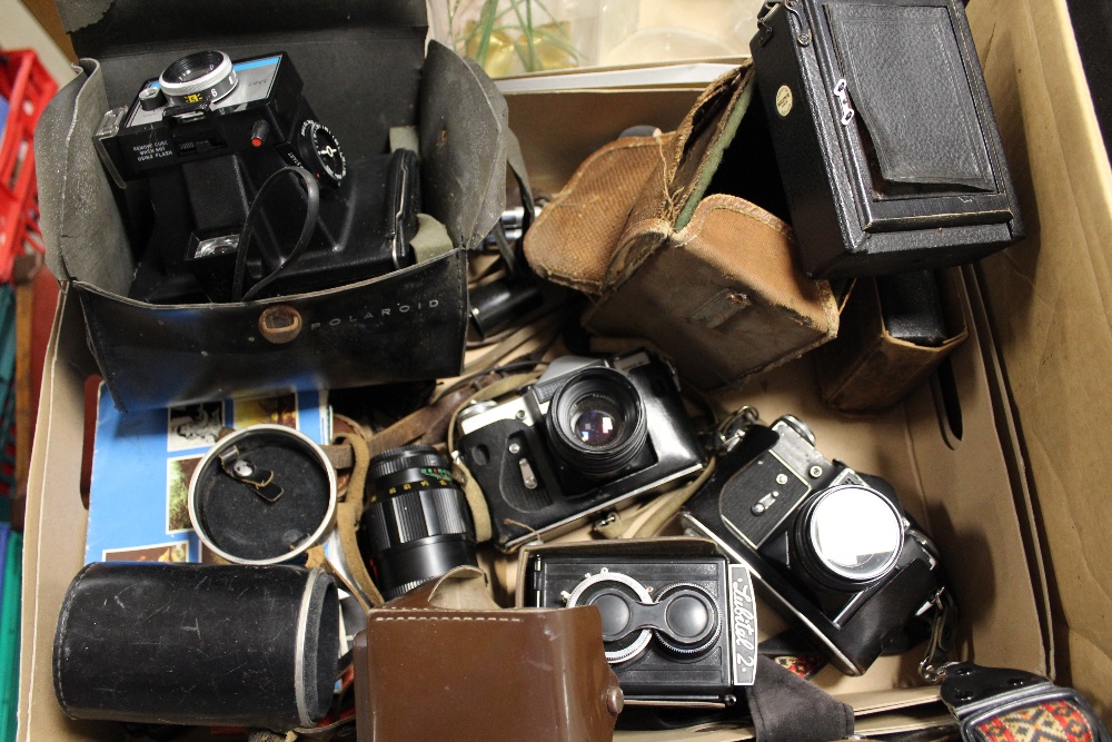 A TRAY OF VINTAGE CAMERAS AND ACCESSORIES TO INCLUDE ZENIT EXAMPLES, THORNTON PICKARD WEENIE CAMERA,