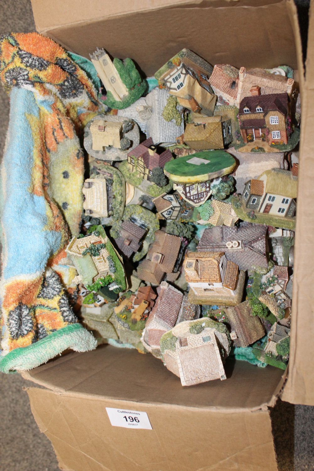 A BOX OF SMALL COTTAGE FIGURES TO INCLUDE LILLIPUT LANE EXAMPLES