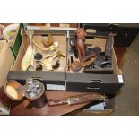 A TRAY OF COLLECTABLES TO INCLUDE KNIVES, CARVED WOODEN NUT CRACKERS, A LEATHER CASED THREE BOTTLE