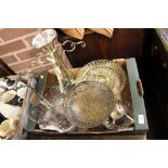 A TRAY OF ASSORTED METALWARE TO INCLUDE SILVER PLATED THREE BOTTLE DECANTER STAND