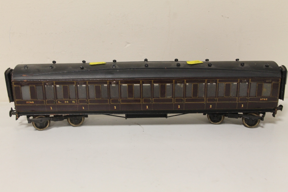 A VINTAGE LMS MODEL RAILWAY CARRIAGE LENGTH - 40CM - Image 2 of 3