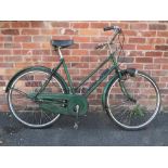 A VINTAGE RALEIGH BICYCLE IN BRITISH RACING GREEN WITH 3 SPEED STURLEY ARCHER HUB
