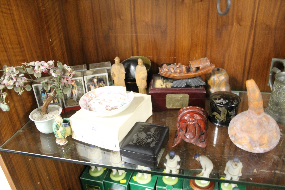 A QUANTITY OF ORIENTAL TREEN AND CERAMICS TO INCLUDE A CARVED HARDWOOD FIGURE OF GENTLEMEN ON A