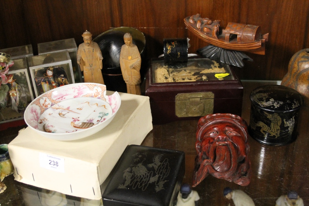 A QUANTITY OF ORIENTAL TREEN AND CERAMICS TO INCLUDE A CARVED HARDWOOD FIGURE OF GENTLEMEN ON A - Image 3 of 4