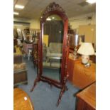 A REPRODUCTION MAHOGANY FULL-LENGTH CHEVAL MIRROR ON STAND H-197 CM