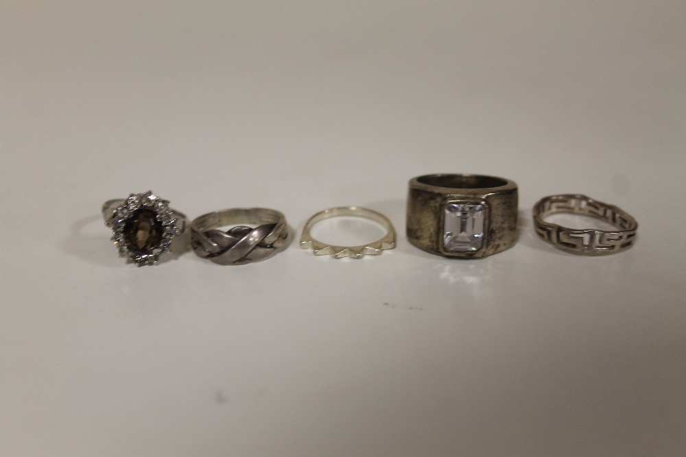 A COLLECTION OF STERLING SILVER AND WHITE METAL DRESS RINGS (ONE WARPED) (5)