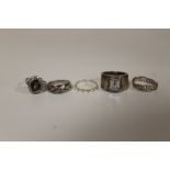 A COLLECTION OF STERLING SILVER AND WHITE METAL DRESS RINGS (ONE WARPED) (5)