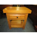 A MODERN OAK LAMP TABLE WITH SINGLE DRAWER W-60 CM