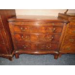 AN ANTIQUE MAHOGANY SERPENTINE FRONTED CHEST OF THREE DRAWERS WITH BRUSHING SLIDE H-78 CM W-90 CM