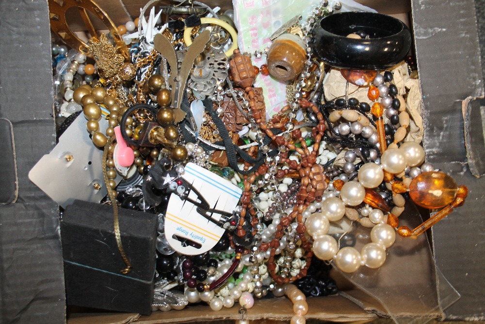 A TRAY OF ASSORTED COSTUME JEWELLERY