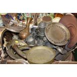 A TRAY OF ASSORTED METALWARE TO INCLUDE REPRODUCTION WALL HANGING PISTOLS, PEWTER TANKARDS, BEETLE