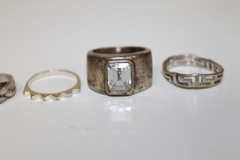 A COLLECTION OF STERLING SILVER AND WHITE METAL DRESS RINGS (ONE WARPED) (5) - Image 2 of 3