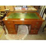 A LATE 19TH EARLY 20TH C MAHOGANY TWIN PEDESTAL DESK WITH LEATHER WRITING SURFACE H-70 CM W-123 CM