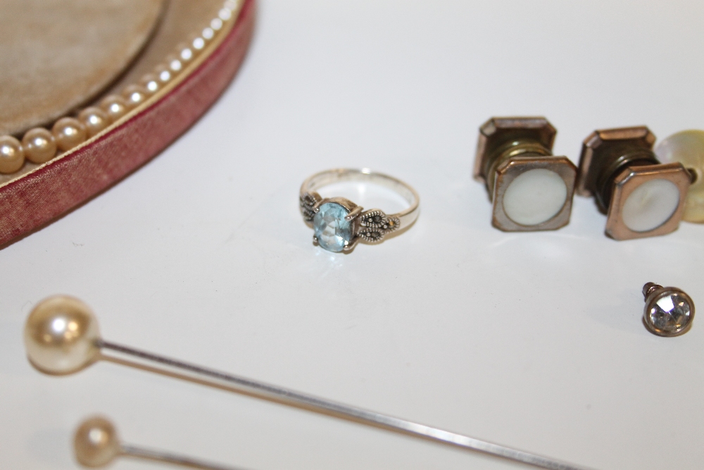 A COLLECTION OF COSTUME JEWELLERY TO INCLUDE A SILVER DRESS RING, FAUX PEARL NECKLACE ETC. - Image 2 of 3