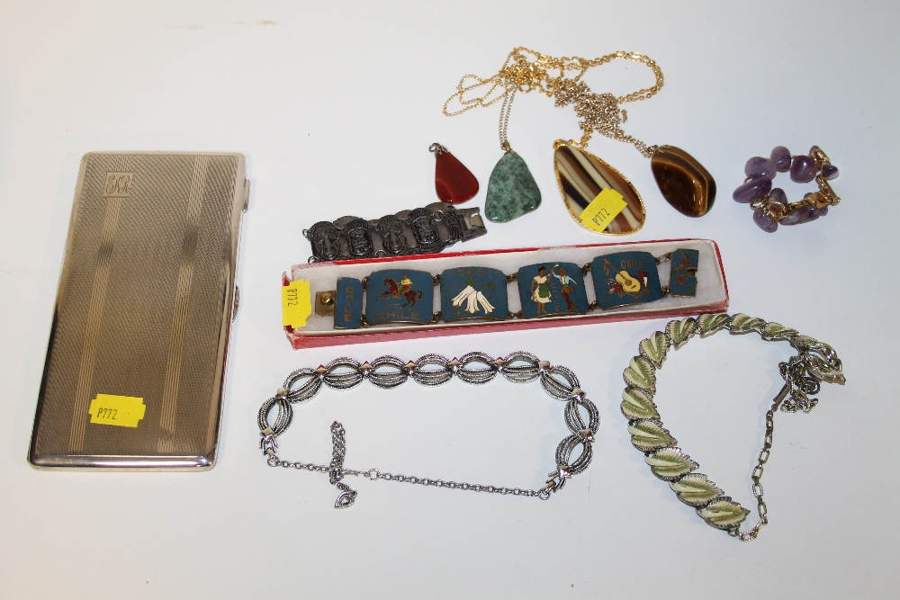 A COLLECTION OF COSTUME JEWELLERY TO INCLUDE ENAMELLED PANEL BRACELET, POLISHED STONE PENDANTS