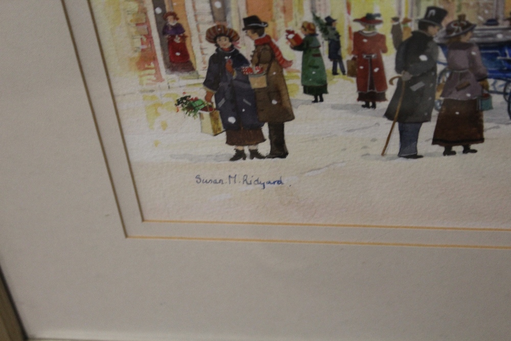 A LARGE MODERN FRAMED AND GLAZED WATERCOLOUR OF A CHRISTMAS TOWN SCENE, SIGNED SUSAN M. RIDYARD - Image 2 of 3